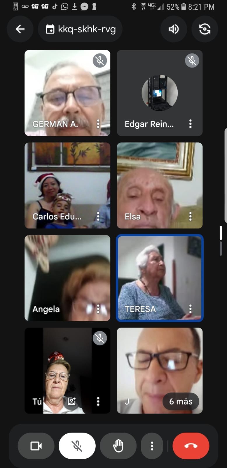 Familia reunida por videollamada en una novena virtual